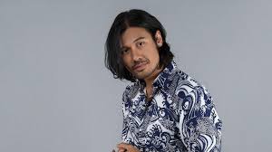 Model potongan rambut jenis undercut terkesan simple dan cukup rapi di mana rambut bagian bawah dan kedua sisinya dipotong cukup tipis sementara jenis potongan rambut yang satu ini dibuat rapi dan tipis kedua sisinya sementara untuk bagian atasnya disisir dari belakang ke depan sehingga. 10 Gaya Rambut Gondrong Ala Seleb Yang Bikin Penampilan Macho