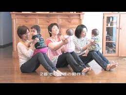 生後5ヶ月になる赤ちゃんとふれあい遊びを楽しみたいパパママに わらべ歌や手遊び 道具やおもちゃを使った遊びをご紹介します 生後5ヶ月ってどんな時期なのか どんなことを認識できるのかを知れば遊びの幅も広がりますよ おす 運動会 ダンス 赤ちゃん 体操