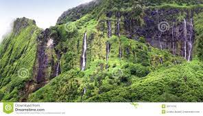 Surnommée l'île rose, flores possède la flore la plus exubérante des açores. Waterfallas Sur L Ile De Flores Acores Portugal Image Stock Image Du Activite Nuages 32573703