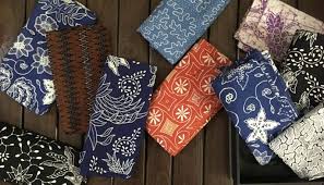 Batik sudah dibuat dan dikenakan sejak maknanya adalah menuntun, dengan harapan orangtua akan menuntun calon pengantin menuju jarik adalah kain dengan motif batik corak khas jawa tengah. 21 Macam Macam Motif Batik Indonesia Beserta Gambar Dan Maknanya