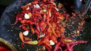 Rasanya pedes membara dan khas bawang putih. Mantul Sambelnya Bikin Melek Di Ayam Geprek Sabar Menanti Campur Kol Goreng Enak Youtube