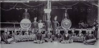 Alat musik bali berikutnya adalah alat musik yang tidak kalah esensial dengan alat musik lainnya. Mencari Cari Gamelan Sekati Misteri Gamelan Bali Yang Dianggap Sudah Punah Balinese Gamelan Dance Mekar Bhuana