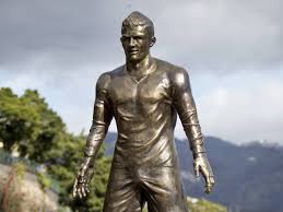 The statue is part of ronaldo's personal museum, housing mementos and awards from his career including his two ballon d'or titles, awarded to him as the. Statue Von Cristiano Ronaldo Mit Name Von Lionel Messi Beschmiert