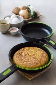 Aunque en su versión tradicional lleva huevos batidos, puedes preparar una versión más saludable y apta para todos, que no los lleve. Tortilla De Patata Con Cebolla Y Calabacin Blog De Cucute