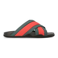 HYPEBEAST в Twitter: "#Gucci is back with a new footwear piece from its  seasonal lineup. The pair of sandals comes with green rubber stripes that  frame a central red band and is