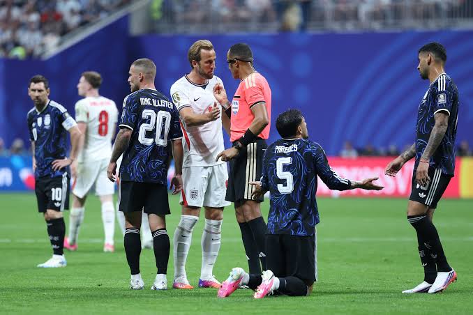 Harry Kane bị sao Argentina tố vi phạm luật mới của FIFA