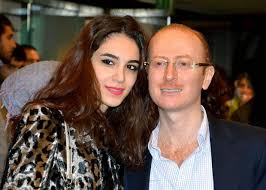 من هؤلاء الضحايا، عبد الرحمن كمون، في العقد الرابع من عمره من مدينة داريا بريف دمشق، واعتقل في الحادي والثلاثين من ديسمبر 2012 على حاجز للفرقة الرابعة التي يتولاها ماهر الأسد، شقيق الرئيس السوري قرب مدينة المعضمية. ÙØ¶Ø­ ÙØ³Ø§Ø¯ Ø§Ù„Ù†Ø¸Ø§Ù… Ø§Ù„Ø³ÙˆØ±ÙŠ Ù†ÙƒØ§ÙŠØ© ÙÙŠ ØµÙ‡Ø±Ù‡ Ø§Ù„Ù†Ù…Ø³ ÙŠÙ‚Ø¹ ÙÙŠ Ù‚ÙØµ Ø§Ù„Ø£Ø³Ø¯ Ø³Ø§Ø³Ø© Ø¨ÙˆØ³Øª