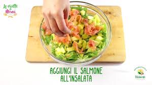 Trasferiteli su un vassoio e conditeli con olio, succo di limone, un po' di sale e il peperoncino. Insalata Di Iceberg Con Salmone E Mango Le Ricette Di Mena Youtube
