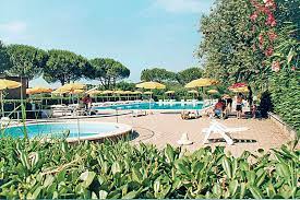 Appartamento signorile in villa depoca sul mare appartenuta in passato ai conti della gherardesca, in posizione isolata e prestigiosa, con parco e spiaggia privata. Marina Di Bibbona Apt Marina Di Bibbona Toscana Cod 2171