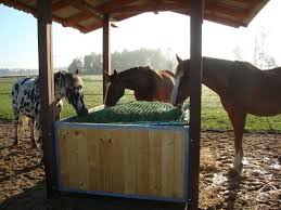Offenstall News Wann Funktioniert Im Offenstall Heu Ad Libitum Pferdeunterstand Pferde Stall Bauen Heuraufe Pferd