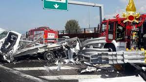 Automobilisti in coda sull'autostrada a10 a causa della chiusura dello svincolo per l'a7 nei pressi di genova ovest. Brescia Incidente In A4 Autostrada Chiusa 26 Agosto 2019