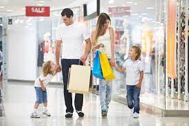 Odborníci, zákazníci i majitelé nákupních center se nad výběrem dnů, kdy obchody nemohou otevřít, stále podivují. Statni Svatky 2021 Volne Dny A Otevrene Obchody Mesec Cz