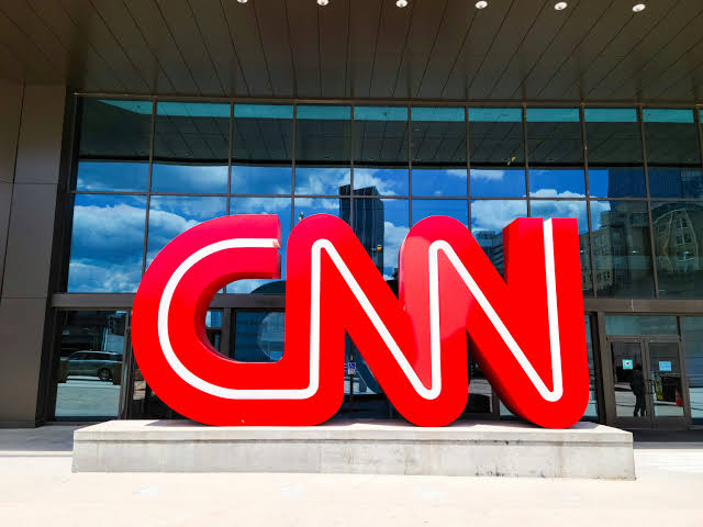 The cnn logo is displayed in front of a building - Free Photo on Unsplash