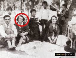 Προέλευση από τα ελληνικά 📝 πιθανή ετυμολογία / τι σημαίνει: Eytyxia Papagiannopoyloy To Diazygio Kai Pws 3ekinhse Na Grafei Stixoys Meta Ta 50 Ths Neoi Orizontes