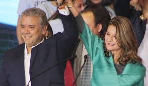 Iván duque márquez no era ajeno a la política y menos a su ambiente porque su padre, iván duque escobar fue gobernador del departamento de antioquia de 1981 a 1982, ministro de minas del gobierno betancur, en el cual se le criticó su falta de atención al riesgo de tragedia que representaba el volcán nevado del ruíz y que posteriormente. Vizeprasidentin Von Kolumbien Im Geschaft Mit Einem Drogenhandler Amerika21