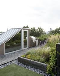 Ask The Expert Roof Garden Basics With Designer Julie Farris Gardenista Roof Garden Roof Garden Design River Rock Landscaping