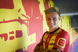 The player's height is 191cm | 6'3 and his weight is 77kg | 170lbs. Siemen Voet Komt Naar Kv