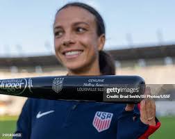 Kelly Dansby's Instagram, Twitter & Facebook