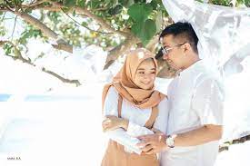Baju prewedding casual hijab outdoor, foto prewedding hijab romantis, prewedding hijab studio, prewedding kemeja putih hijab 10 prewedding outdoor casual hijab portalkuningan com 25 07 2019 karena pada intnya kita akan berbagi tentang contoh foto prewedding outdoor terbaik dari. Foto Prewedding Outdoor Atau Indoor Mungkin Kamu Harus Membaca Ini Dahulu Ammora Photography