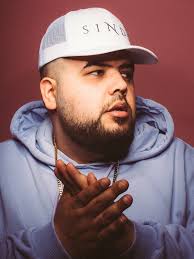 Dansk musiker hylder den buttede krop: 'Glem, hvad andre tænker om dit  udseende'