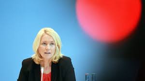Manuela schwesig familienministerin ist schwanger! Familienministerin Manuela Schwesig Spd Unterstutzt Die Kanzlerin Csu Arbeitet Gegen Sie Radiowelt Bayern 2 Radio Br De