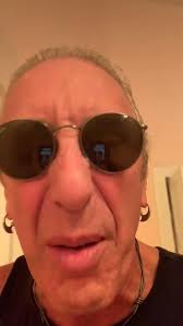 Beställ en personlig video från Dee Snider