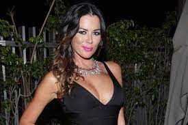 16/05bajo la consigna pre con kari jelinek la modelo encontró una manera de sumar dinero a sus arcas. Escandalo Policial De Karina Jelinek Con Un Fan Que No Quiso Pagarle Sin Mordaza