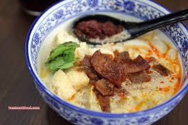The dish, of which the soup is a combination of curry and coconut milk, is always a popular choice for a quick, hearty meal. Ken Hunts Food Bowl Curry Noodle House å'–å–±é¢çŽ‹å­ Nagore Road Georgetown Penang