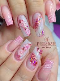 Ez a vágás, bár egyszerű és nőies, mindig egy kicsit másképp tér vissza a trendek közé. Tavaszi 2021 Kormok