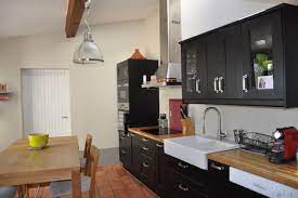 La proposition de les remettre au goût du jour est une tentative visant à aveugler les gens; Une Maison Des Annees 30 Remise Au Gout Du Jour Visite Privee Cotemaison Fr Deco Maison Idee Deco Cuisine Maison Annee 30