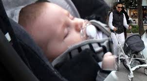 Ünlü oyuncu hande ataizi'nden mayıs 2018'de boşanan amerikalı televizyoncu benjamin harvey, 6 yaşınndaki oğlu aslan leon'la bebek parkı'nda görüntülendi. Hande Ataizi Ogluyla Selfie Yapti Sozcu Gazetesi