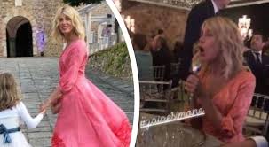 In occasione del suo anniversario di nozze, alessia marcuzzi ha deciso di festeggiare pubblicando un video inedito del suo matrimonio top secret celebrato al tempo con una cerimonia riservata a londra. Alessia Marcuzzi Al Matrimonio Dell Ex Simone Inzaghi Testimone Scatenata Al Party