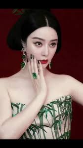 Khám Phá Bộ Sưu Tập Ngọc Lục Bảo của Phạm Băng Băng