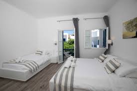 Una camera da letto che dura nel tempo e che incontra il gusto di tutti. Acrogiali Beach Hotel Mykonos Hotel On Mykonos Island Greece Mykonos Accommodation By The Sea Acrogiali Beach Hotel