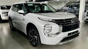Custando pouco mais que uma Chevrolet Spin 0 km: com sete lugares, motor 2.2 turbodiesel de 165 cv, torque de 36,7 kgfm, tração 4×4 e câmbio automático, o Mitsubishi Outlander HPE-S 2019 entrega porte de SUV grande por preço de minivan compacta