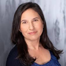 Amazon.com: The Pearl Hunter: A Debut Fantasy About a Diver, Twin Sisters,  and Japanese Legends for Children (Ages 8-12): 9780063238190: Beck, Miya  T.: Books