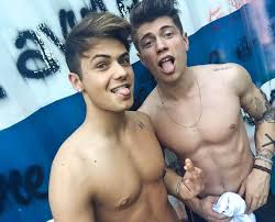 Il pregiudizio da sempre rende l'uomo meno libero, apri la tua mente e non restare sempre in bilico. Impazza Il Fenomeno Benji E Fede Ecco Il Duo Twink Italiano Gay It
