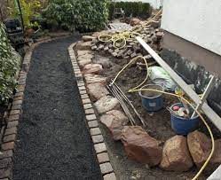 Je stärker der weg beansprucht wird, desto dicker sollte der unterbau angelegt werden. Gartenweg Pflastern Anleitung Zum Verlegen Von Pflastersteinen