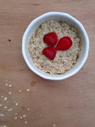 Oatmeal merupakan biji sereal utuh, yang kandungan gizinya lebih banyak dibandingkan gandum. I Ate Only Oatmeal For A Week And I Regret It