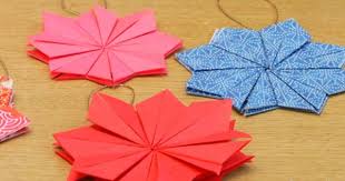 Des ronds de papier de couleur ou rayé un peu rigides de 5. Fabriquer Une Etoile En Origami Marie Claire