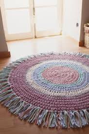 En este vídeo tutorial enseño como hacer una alfombra de trapillo cuadrada con grannys utilizando camisetas viejas. Pin Em Decoracion Piso
