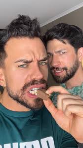 El chocolate se comparte o no se comparte? 🙄🍫, Y creo que en relación al  chocolate 🍫 podemos hablar de los lenguajes y/o actos de amor, ejemplo  para mí (Alberto) compartir el alimento es un lenguaje ...