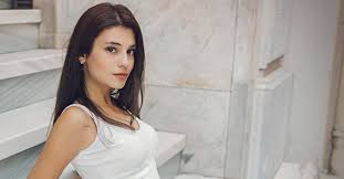 Show tv'nin yeni dizisi 'darısı başımıza'da elif doğan, öykü karakterini canlandıracak. Gencligim Eyvah In Azra Si Elif Dogan O Fotografiyla Sosyal Medyayi Salladi