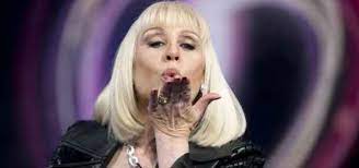 Raffaella carrà, una delle più grandi showgirl italiane, è morta all'età di 78 anni, dopo una malattia che — ha detto il suo ex compagno sergio japino la malattia tenuta nascosta e il messaggio di japino. 0fim4q77efyatm