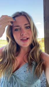 Savannah Bartlett's Instagram, Twitter & Facebook