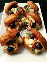 Les fricassés tunisiens sont des petits pains frits généreusement garnis de thon, d'oeufs, de pommes de terre et d'olives. Fricasse Tunisien La Cuisine De Nadia Bakhi Recettes De Cuisine Cuisine Recette Fricasse Tunisien