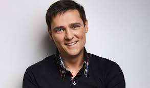 Он соглашается и в конце декабря впервые выходит на сцену как. Yurij Shatunov Biografiya Pevca Foto Lichnaya Zhizn Zhena I Deti Rost I Ves Skandaly Klipy Slushat Pesni Onlajn 2021 Uznaj Vsyo