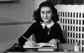 Ihr vater überlebt und veröffentlicht ihr tagebuch nach dem krieg. Anne Frank 10 Ergreifende Zitate Eines Tapferen Madchens Mymonk De