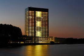 Vroeger had iedere provincie haar eigen regionale organisatie, maar sinds 1994 zijn in het noorden (groningen, friesland en drenthe) en een jaar later in het oosten (overijssel en gelderland) directies samengevoegd. Robert Jan Vos Hoofdkantoor Rijkswaterstaat