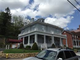 Was Walking Saw This House Was Like Oh Beautiful Turned Out To Be A Funeral Home Not My Lovely Dream House Anymore Galena Ill House Styles House Dream House